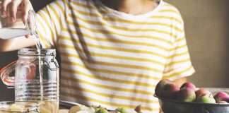 Les bienfaits du vinaigre de cidre pour sublimer les cheveux ternes et colorés Les bienfaits du vinaigre de cidre pour sublimer les cheveux ternes et colores