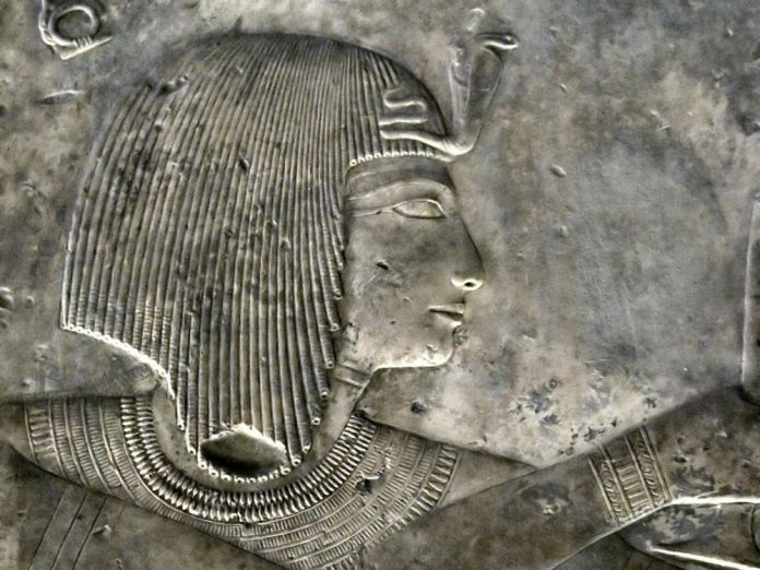 Pourquoi dans l039Egypte antique les personnages sont ils representes de profil 