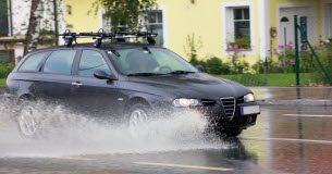 Aquaplaning : quels sont les réflexes à adopter au volant ? Aquaplaning quels sont les reflexes a adopter au volant