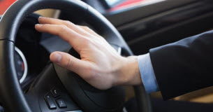 Obligatoire mais pratiquement interdit, d’où vient le klaxon ? Obligatoire mais pratiquement interdit dou vient le klaxon