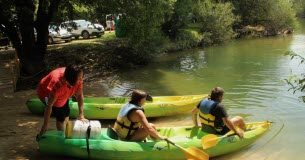 Le canoë au fil de l’eau sur la rivière d’Ain Le-canoe-au-fil-de-leau-sur-la-riviere-dAin