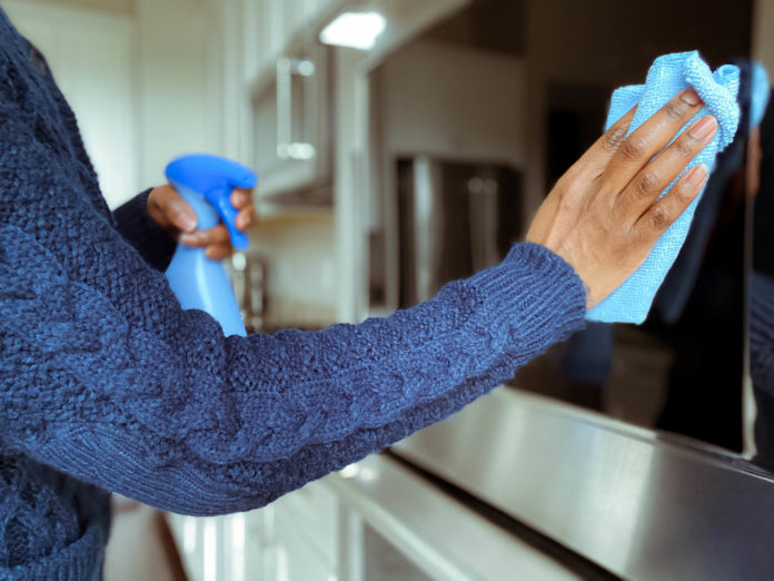 Nettoyage-four-9-astuces-pour-nettoyer-et-degraisser-son-appareil-facilement-en-quelques-minutes