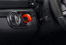 Porsche : pourquoi la clé est-elle à gauche du volant ? Porsche-pourquoi-la-cle-est-elle-a-gauche-du-volant-