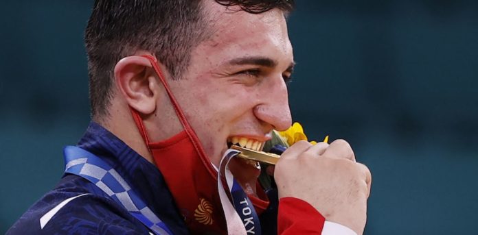 Pourquoi-les-champions-olympiques-mordent-ils-leurs-medailles-et-qu039en-font-ils-apres-leur-victoire