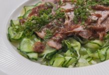 Salade de concombre et porc mijoté, sauce aux prunes Salade-de-concombre-et-porc-mijote-sauce-aux-prunes