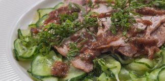 Salade de concombre et porc mijoté, sauce aux prunes Salade-de-concombre-et-porc-mijote-sauce-aux-prunes