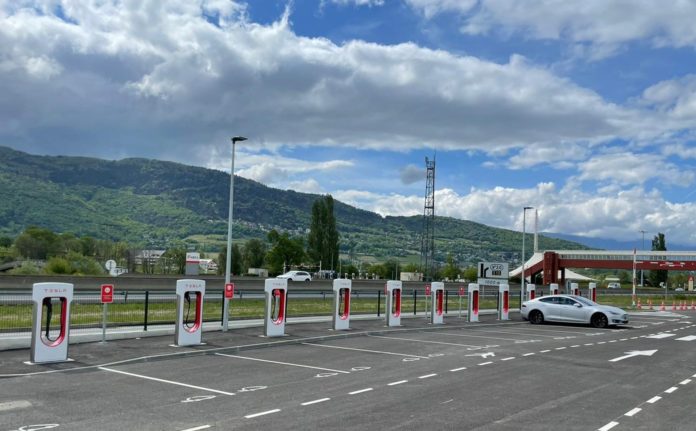 Tesla-monte-en-puissance-bientot-100-stations-de-superchargeurs-en-France