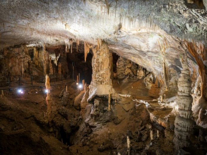 Chasseur-de-grottes-en-Slovenie-paradis-des-speleologues