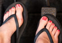 Conduire torse nu ou en tongs : légal ou pas ? Conduire-torse-nu-ou-en-tongs-legal-ou-pas-