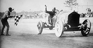 D'où vient le drapeau à damier que l'on voit à la fin de chaque course automobile ? D039ou-vient-le-drapeau-a-damier-que-l039on-voit-a-la-fin-de-chaque-course-automobile-