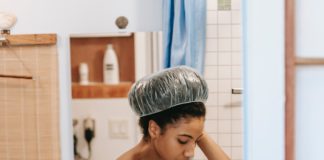 Hygiène et soins : 9 erreurs que l’on fait toutes sous la douche et qui abîment notre peau ! Hygiene-et-soins-9-erreurs-que-lon-fait-toutes-sous-la-douche-et-qui-abiment-notre-peau-