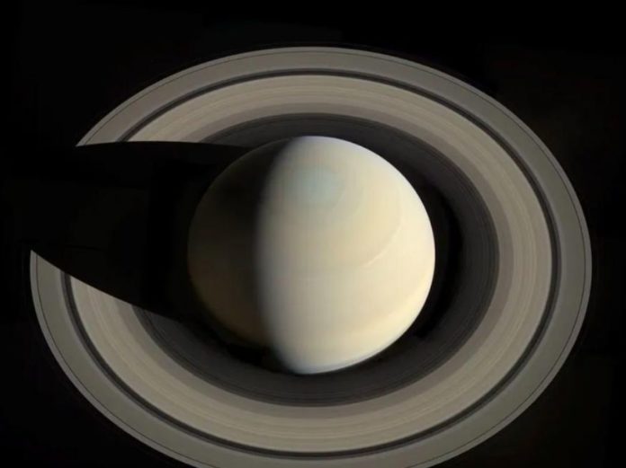 Les-palpitations-du-coeur-de-Saturne-font-vibrer-ses-anneaux