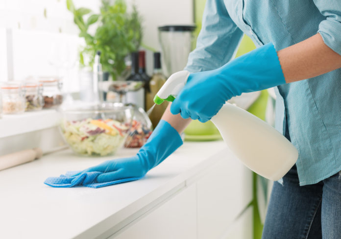 Menage-pourquoi-les-produits-a-action-desinfectante-et-nettoyante-sont-a-eviter