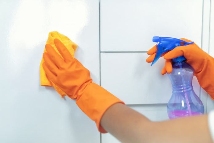 Moisissures-salle-de-bain-9-astuces-nettoyage-pour-les-supprimer-definitivement-
