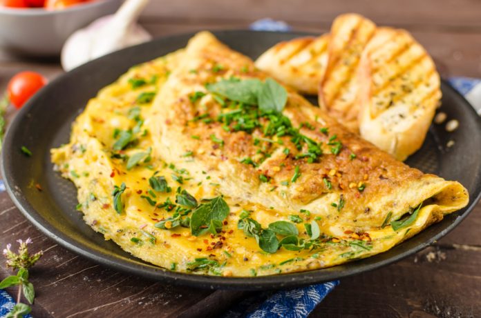 Omelette-de-Cyril-Lignac-une-recette-simple-et-delicieuse-grace-aux-astuces-du-chef-