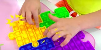 Comment le jeu de bulles Pop It a réussi à conquérir le monde Pop-It-le-jeu-qui-a-conquis-le-monde-avec-des-bulles