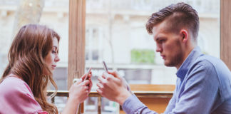 Snober ses amis pour son téléphone : les personnalités les plus susceptibles d’y succomber Snober-ses-amis-pour-son-telephone-les-personnalites-les-plus-susceptibles-dy-succomber