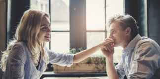 Top 9 des signes qui prouvent que vous lui plaisez (bonne nouvelle !) Top-9-des-signes-qui-prouvent-que-vous-lui-plaisez-bonne-nouvelle-