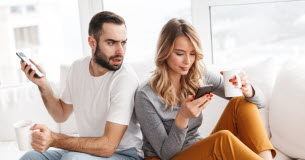 Comment chasser la jalousie dans un couple ? Couple-comment-chasser-la-jalousie-