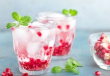 La recette de l’eau infusée aux fruits et aux pétales de roses du chef Lignac Eau-infusee-aux-fruits-et-aux-petales-de-roses-la-recette-rafraichissante-signee-Cyril-Lignac