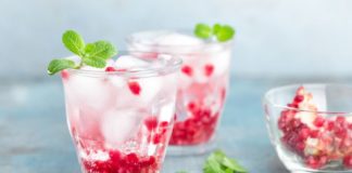 La recette de l’eau infusée aux fruits et aux pétales de roses du chef Lignac Eau-infusee-aux-fruits-et-aux-petales-de-roses-la-recette-rafraichissante-signee-Cyril-Lignac