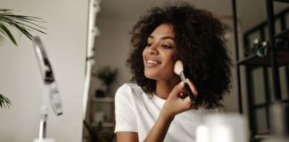 Comment prendre soin de sa peau après 40 ans ? Soin-de-la-peau-quels-sont-les-bons-gestes-a-integrer-a-sa-routine-beaute-apres-40-ans-