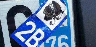 Est-ce légal de coller des stickers sur la plaque d’immatriculation ? Autocollant-sur-la-plaque-dimmatriculation-est-ce-legal-