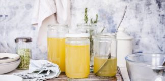 Bone Broth : la recette détox à consommer pour prendre soin de sa peau Bone-Broth-voici-le-bouillon-detox-a-consommer-pour-avoir-une-belle-peau-et-faire-le-plein-de-collagene-cet-automne-hiver