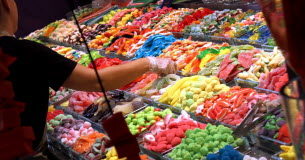 Bonbons : les Français en mangent-ils moins qu’avant ? Consommation -Bientot-Halloween -Les-Francais-mangent-ils-moins-de-bonbons-qu039avant-