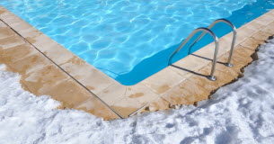 Piscine : comment la préparer à affronter l’hiver ? Deco -Comment-preparer-sa-piscine-pour-affronter-l039hiver