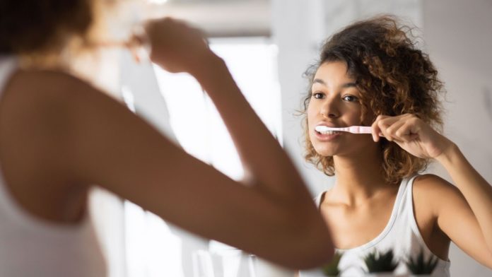 Hygiene-buccale-a-quelle-frequence-faut-il-vraiment-changer-sa-brosse-a-dents-