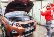 6 erreurs à éviter pendant le nettoyage du moteur Nettoyage-du-moteur-ces-6-erreurs-a-eviter-absolument-