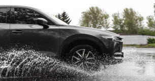 Comment garder le contrôle de votre véhicule avec l’aquaplaning ? Securite -Aquaplaning-comment-garder-le-controle-de-votre-voiture