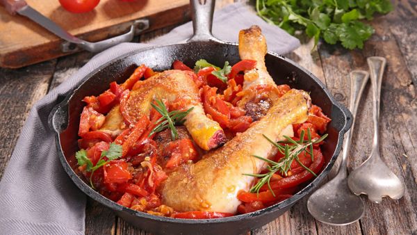 Decouvrez-la-recette-ultra-reconfortante-et-inratable-du-poulet-basquaise-a-la-creme-de-chorizo-signe-Cyril-Lignac