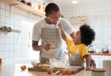 La recette du gâteau au chocolat léger du chef Lignac Gateau-au-chocolat-leger-de-Cyril-Lignac-une-recette-ultra-gourmande-et-tres-etonnante-Avec-un-ingredient-surprise-