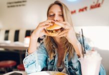 Les conseils des experts pour arrêter les envies de malbouffe et perdre du poids durablement Perdre-du-poids-les-conseils-des-experts-pour-refrener-ses-envies-de-malbouffe-et-apprendre-a-manger-plus-sainement-durablement