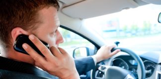 Est-ce autorisé de téléphoner au volant avec une oreillette ? Telephoner-au-volant-avec-une-oreillette-est-ce-autorise-Ce-que-dit-le-code-de-la-route