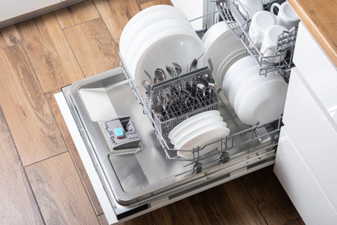 Liquide-vaisselle-pourquoi-il-ne-faut-jamais-en-mettre-dans-le-lave-vaisselle-