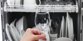 Lave-vaisselle : pourquoi laisse-t’il des traces blanches ? Pourquoi-mon-lave-vaisselle-laisse-des-traces-blanches-sur-la-vaisselle-