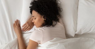 Quelle est la meilleure position à adopter pour dormir ? Sante -Sommeil-quelle-est-la-meilleure-position-pour-dormir