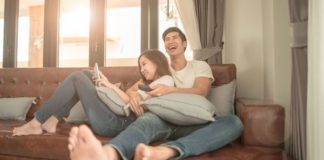 L’habitude anodine qui tue le couple à petit feu Voici-l039habitude-qui-parait-toute-anodine-mais-qui-tue-en-realite-votre-couple-a-petit-feu