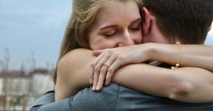 Les câlins : pourquoi sont-ils essentiels pour la santé ? Journee-mondiale -Pourquoi-les-calins-sont-essentiels-pour-la-sante