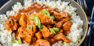 La savoureuse et simple recette du poulet au curry du chef Lignac Poulet-au-curry-de-Cyril-Lignac-une-recette-savoureuse-et-tres-simple-a-faire-Le-poulet-est-super-tendre-et-parfume-