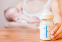 Bébé : quelle quantité de lait donner selon l’âge Quelle-quantite-de-lait-donner-a-bebe-en-fonction-de-son-age