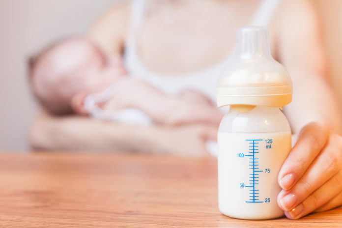 Quelle-quantite-de-lait-donner-a-bebe-en-fonction-de-son-age