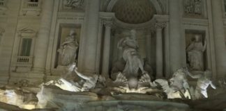 Pleine lumière sur la fontaine de Trévi Sans-frontieres-Pleine-lumiere-sur-la-fontaine-de-Trevi