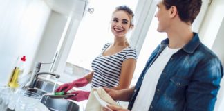 Voici pourquoi l’amélioration de la vie de couple passe par le partage des tâches ménagères Selon-une-etude-partager-les-taches-menageres-pourrait-ameliorer-la-sante-de-votre-couple-Voici-pourquoi