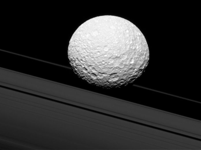 Un-ocean-cache-sur-Mimas-petite-lune-de-Saturne-
