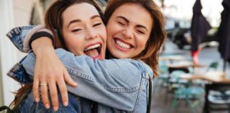 Câlin : la durée et la position idéale pour en retirer de réels bienfaits Voici-la-duree-et-la-position-ideales-d039un-calin-pour-en-retirer-de-reels-bienfaits-selon-une-etude