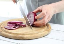 Découper des oignons sans pleurer : les astuces efficaces Voici-les-astuces-les-plus-efficaces-pour-decouper-des-oignons-sans-pleurer